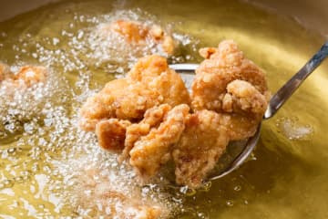 料理研究家リュウジ”105万再生のバズレシピ”『ありえない唐揚げの作り方』を公開！驚きの調理方法にネットでも「揚げ物は掃除が大変なので敬遠しているのですが…」「画期的すぎる…」の声