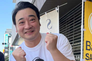 元ジャンポケ・斉藤慎二被告　バームクーヘン購入者と撮影、握手、ハグの〝ファンサービス〟