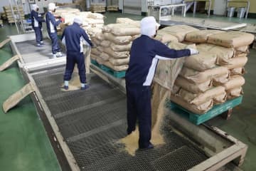 流通遅れ、精米や事務作業に時間　備蓄米放出1カ月半、政府想定外