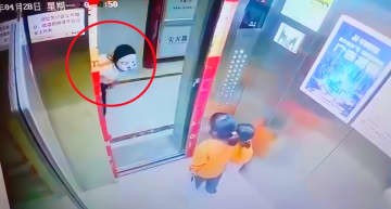 エレベーターで女児2人を執拗に驚かした少女に非難殺到、母親は警察に通報―中国