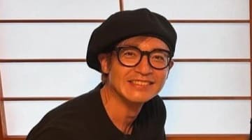 「素敵な休日」5児の父・つるの剛士 息子と青空の下で“真剣”チェス勝負 家族ショット公開に「顔が本気」「仲の良さが伝わる」