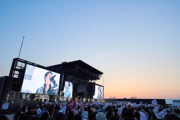 Ｊｒ.ＥＸＩＬＥが万博でライブ、ファンもパビリオンを満喫