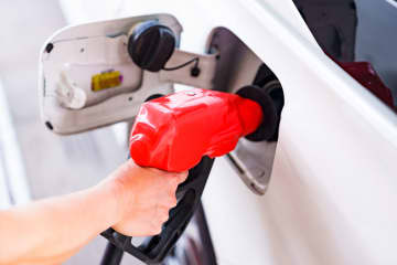 ガソリン代が増えてしまう『無駄な車の運転方法』6選　燃費をよくするコツとは？