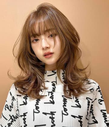 "こなれ感"が欲しい、、→【茶髪 × ミディアムレイヤー】で動きのある垢抜けヘアに♡