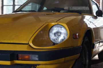 日産フェアレディZ（S30Z）が完全に信号無視 あまりに『レトロすぎる』見た目にSNSでコメント殺到「さすがにレトロ過ぎてすぐ特定されそうww」「このカラーリングのS30Z、霞ヶ浦周辺(阿見/美浦側)でも見かけた…」