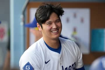 試合前に大谷が爆笑　公開した1枚が「凄い」…ベンチで“宙に浮く”コーチ「どういう状況w」
