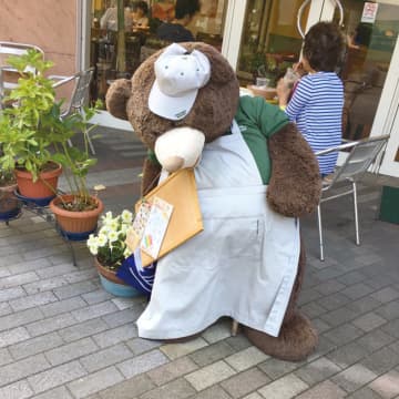 「店ぬい」は街で活躍する店員さん。ごめさんに伺う、店番として働くぬいぐるみたちの人間味