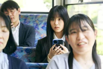主演・原菜乃華、共演・久間田琳加　映画『見える子ちゃん』場面写真解禁！
