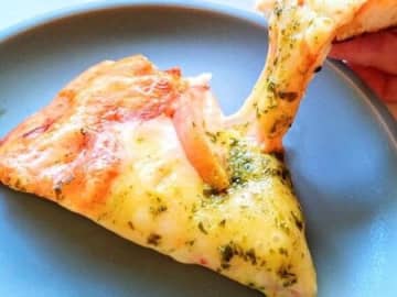 レンジもトーストも使いません！「冷めたピザ」を美味しく復活させる方法。まるで焼きたてのよう♡
