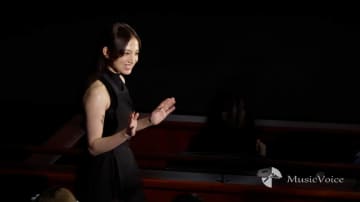清原果耶、ホルターネックドレスで美肩見せ　客席通路から登場　歓声に笑顔