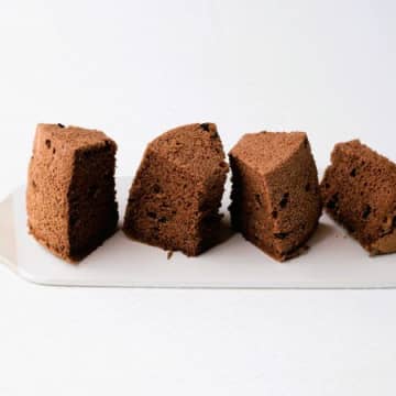 【オイルなし、グルテンなし】米粉のふわふわ「ココアとチョコチップのシフォンケーキ」の作り方。体にやさしいのに満足感のあるおやつです！