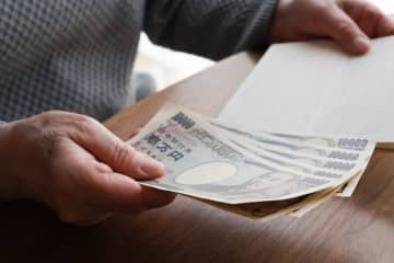 年金を「月20万円」もらっているという両親。「手取りは意外と少ない」らしいけど、実際どのくらい引かれるの？“天引きされる金額”を試算