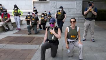 米ＦＢＩ、職員を配置転換　ジョージ・フロイドさん死亡事件の抗議活動でひざまずく　CNN EXCLUSIVE