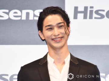横浜流星、シックな黒のスーツで登場　愛犬エピソードに笑顔　会えるのは年に1回も「散歩の時間を大切に」