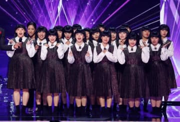 おかっぱ制服ダンサーの“別人”すぎる私服に「え、嘘やろ」「モデルさん」の声。髪型も驚き！アバンギャルディmocaさんの素顔が話題