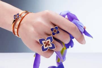 ロベルト コイン“花型”ジュエリーが東京・丸の内に、ターコイズの花びらリング＆パステルカラーピアス