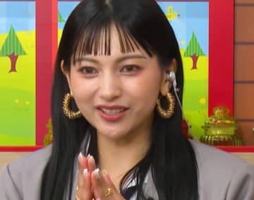 別人級イメチェンが話題！一世風靡したギャルタレント、制服＆ルーズソックス姿で美脚披露「28歳に見えない」の声