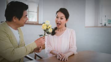妻よ、ありがとう…定年翌日、万感の思いで感謝を伝える65歳“不器用”な夫。退職金2,000万円で「なにがほしい？」→61歳妻からの〈まさかの返答〉に悲鳴【FPが警告】
