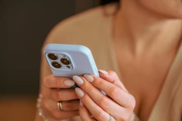 「iPhone」vs「Android」日本で利用者が多いのは？ 全体では「Android」がやや多いも、10代～20代では「iPhone」が多数派に！ それぞれの価格も比較