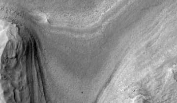 火星周回衛星が移動中のキュリオシティを偶然撮影【今日の宇宙画像】