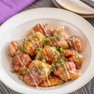 【鶏もも肉を焼いて甘酢だれで絡めるだけ】「反則レベルのうまさだった」家族ウケ間違いなしのメインおかず