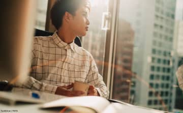 「忙しいのに話しかけてくる同僚」 角を立てず、上手に断る方法とは?