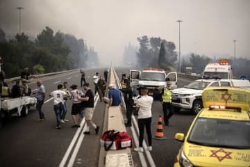 イスラエルで大規模な山火事　住民が避難、道路は閉鎖