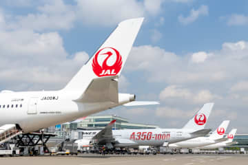 JALの最新鋭機A350-1000が生まれ故郷のフランス・パリ路線へ本日投入。4機並びのレアな姿も！