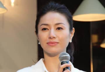 井川遥48歳、キュートな笑顔に癒される　シンプルな黒ワンピ姿に「可愛い～～」「素敵ですね」絶賛