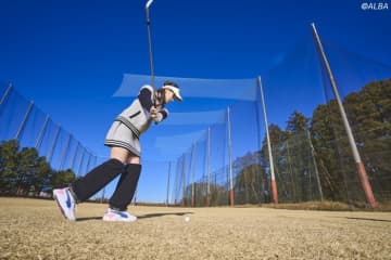 右足を引くドリルが効果抜群！　ウェッジの“80ヤード”は「重心キープ」で縦距離が合う