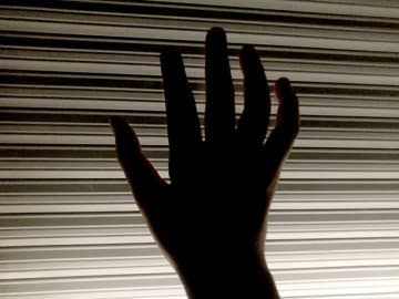 ショック…無職の女性、1729万円を失う　金の延べ板も　「資産を教えて」と電話あり、信じて指示に従ってしまう　現金1729万円、金の延べ板を自宅敷地に置くと…知らぬ間に消えて詐欺に気付く
