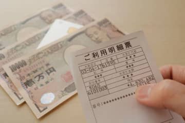 コンビニで「ATM手数料」を気にしない夫。1回「220円」でも1年でけっこうな額になると思いますが、かなり“もったいない”ですよね…？
