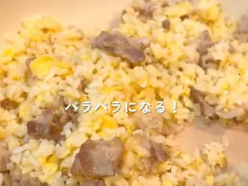 パラパラのチャーハンを作るには？　フライパンに入れたご飯の上から…