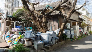 絶対にあの家だけはもらいたくない…母が父亡きあとの相続を断固拒否！自由奔放な伯父が遺した築75年の「ゴミ屋敷」、親族間の闇に葬られた実家の終末
