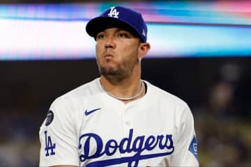 「こういうのは出禁で！」大谷ユニの男性がフェン直のボールを強奪！非常識な観客の“妨害行為”に批判の声「酷すぎます」