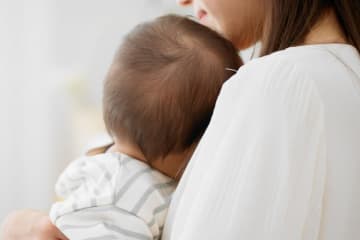 小さな子ども2人を連れて買い物に向かう母親　「おそろいのスタイルで歩く娘」に思わずほっこり