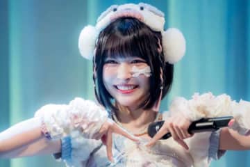 アイドルの「誕生日に貰った犬」に衝撃　毎日持ち歩き…本物の犬も怯える光景に爆笑の声「最高」