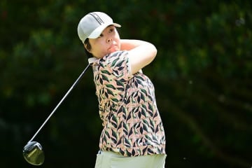 不動裕理がノーボギーの「66」で単独首位発進　日本女子シニアオープン