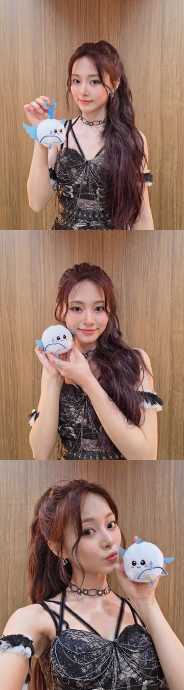 ぬいぐるみに嫉妬…TWICEツウィ、キス顔でファン悩殺「可愛い…好き…」【PHOTO】