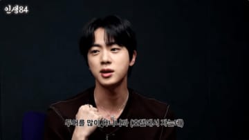 BTS ジン、雨に当たりながら爆睡！？「軍隊に行ってから変わった」