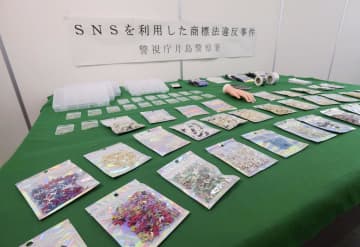母娘、偽のネイルパーツ所持疑い　高級ブランド5千点超、書類送検