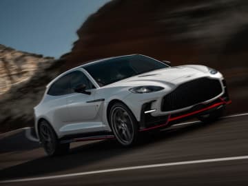 アストンマーティン「DBX」に伝統の「S」を冠したフラッグシップが誕生！「707」を超えるスポーツ性能を実現