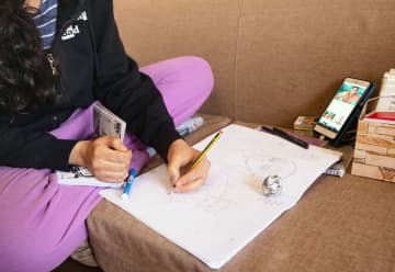 女子小学生に調査、憧れの職業は「漫画家」が1位――「人生の先輩にしたい人」に「学校の先生」がランクイン