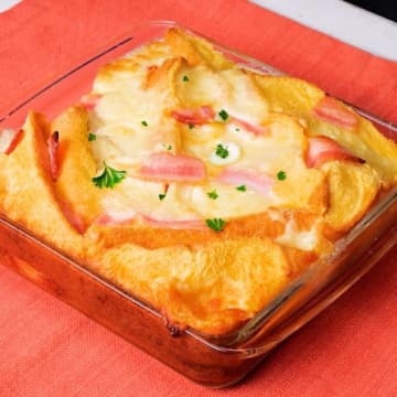 食パン1斤で！とろけるチーズとベーコンが最高♡家族が喜ぶ朝ごはんフレンチトースト