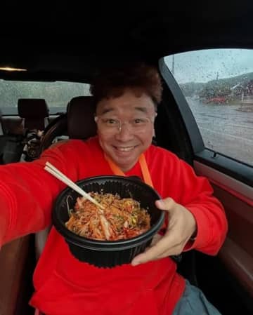“下半身麻痺”で車椅子生活の韓国歌手、ガソリンスタンドで手伝ってもらえず激怒「商売するな」