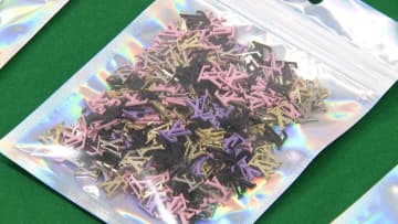 「ルイ・ヴィトン」偽ロゴが付いたネイルパーツ販売するなどした疑いで母親・娘を書類送検　「シャネル」「グッチ」偽ロゴも押収