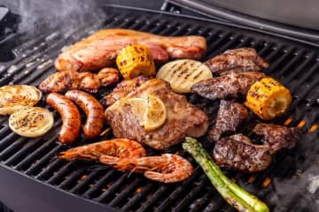 横浜ベイクォーターの屋外ビアガーデン、“手ぶら”BBQで厚切りベーコンや熟成ポークなど