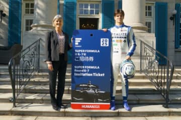 オサリバン、駐日英国大使を表敬訪問し、日本でのレース体験を報告。7月の富士のご招待ボードもプレゼント