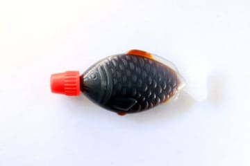誰もが見たことある「魚型の醤油入れ」…本当の名前は『ランチャーム』だった！