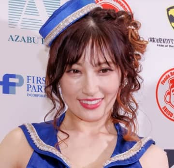 熊田曜子42歳、水着グラビアが「ナイス」「スタイル抜群」「全身美しい」　プールでポージング